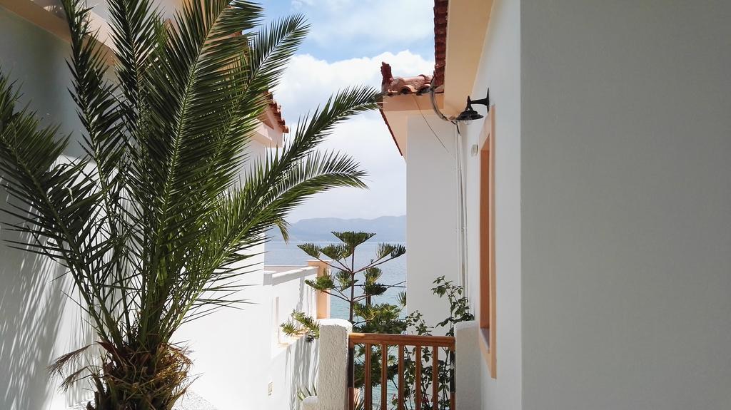 Nereides Seaside Apartments Marathokampos Exterior photo